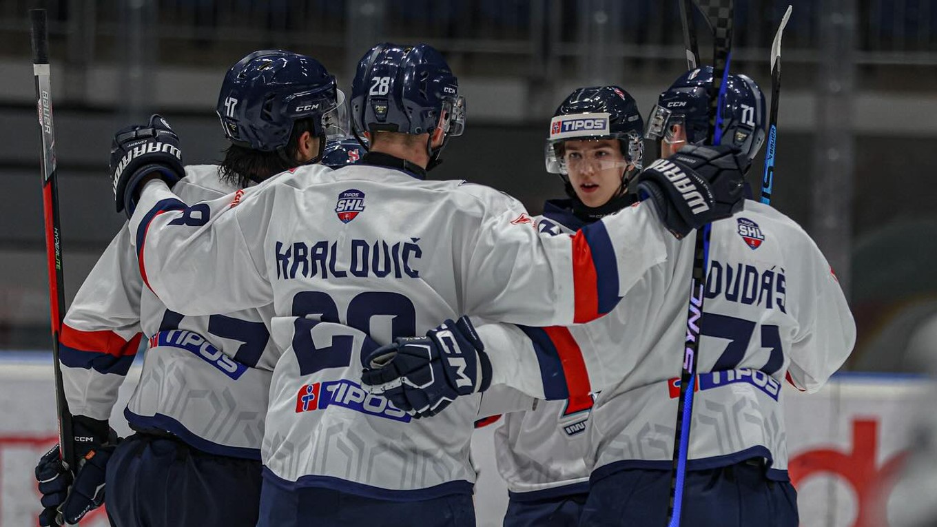 Hokejisti klubu Modré krídla Slovan sa tešia z gólu. 