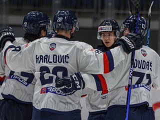 Hokejisti klubu Modré krídla Slovan sa tešia z gólu. 