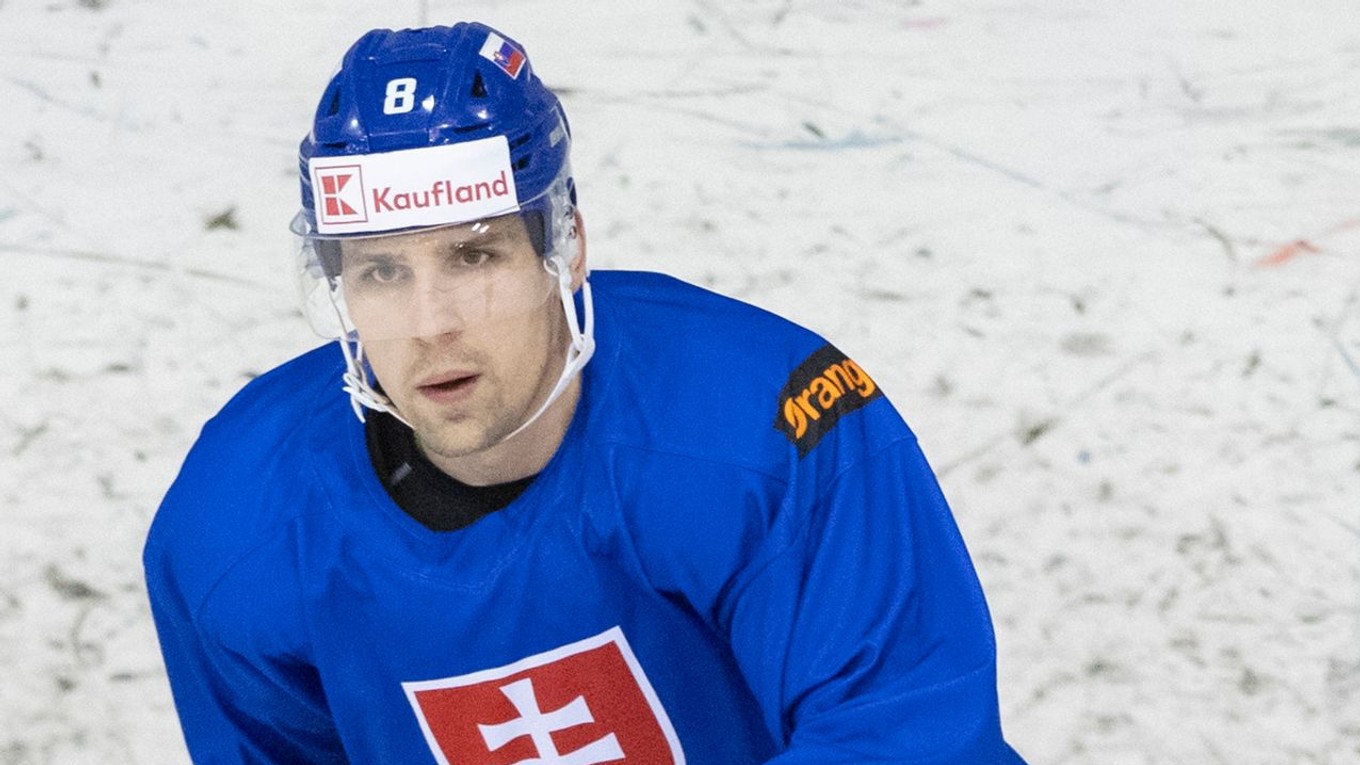 Na snímke je slovenský hokejista Šimon Petráš. 