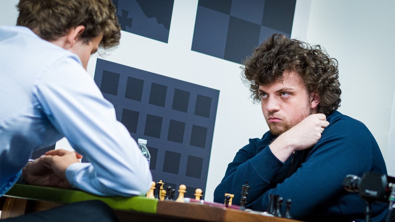 Hans Niemann počas partie s Magnusom Carlsenom.
