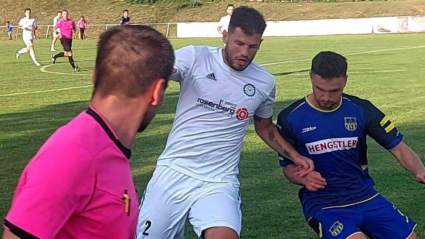 Najlepší strelec súťaže Michal Vilkovský (vľavo) v zápase prvého s druhým MFK Spartak Medzev - 1. MFK Kežmarok.