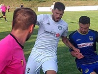 Najlepší strelec súťaže Michal Vilkovský (vľavo) v zápase prvého s druhým MFK Spartak Medzev - 1. MFK Kežmarok.