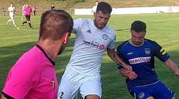 Najlepší strelec súťaže Michal Vilkovský (vľavo) v zápase prvého s druhým MFK Spartak Medzev - 1. MFK Kežmarok.