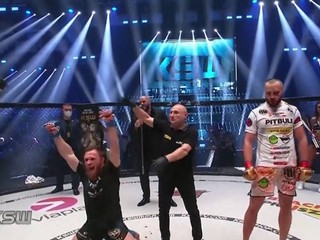 Ibragim Chuzigaev na turnaji KSW 66 prekvapil všetkých, keď tesne zdolal dlhoročného kráľa poloťažkej váhy Tomasza Narkuna.