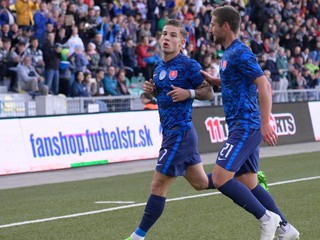 Tomáš Suslov (vľavo) sa teší po strelenom góle. 