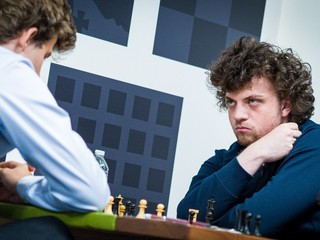 Hans Niemann počas partie s Magnusom Carlsenom.