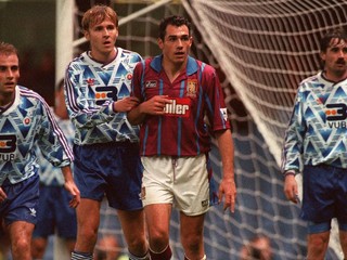 Fabio Nigro (prvý zľava"), Róbert Tomaschek a Tomáš Stúpala v zápase pohára UEFA v roku 1993 proti Aston Ville. 