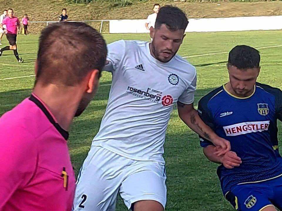 Najlepší strelec súťaže Michal Vilkovský (vľavo) v zápase prvého s druhým MFK Spartak Medzev - 1. MFK Kežmarok.