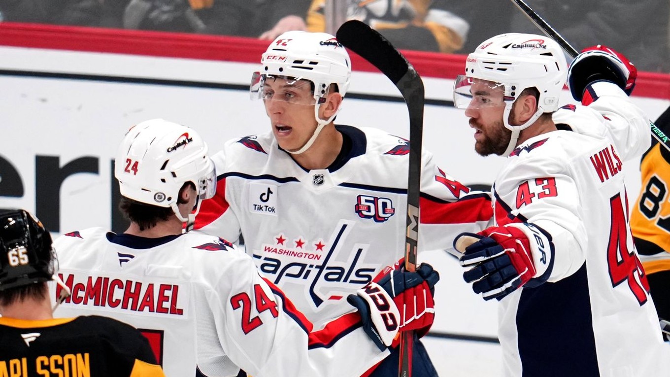 Martin Fehérváry (v strede) sa teší z gólu so spoluhráčmi z Washingtonu Capitals.