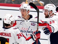 Martin Fehérváry (v strede) sa teší z gólu so spoluhráčmi z Washingtonu Capitals.