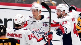 Martin Fehérváry (v strede) sa teší z gólu so spoluhráčmi z Washingtonu Capitals.