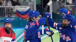 Američanka sa radujú, v pozadí je ruská vlajka.