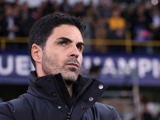 Tréner Arsenalu Mikel Arteta reaguje pred zápasom Ligy majstrov.