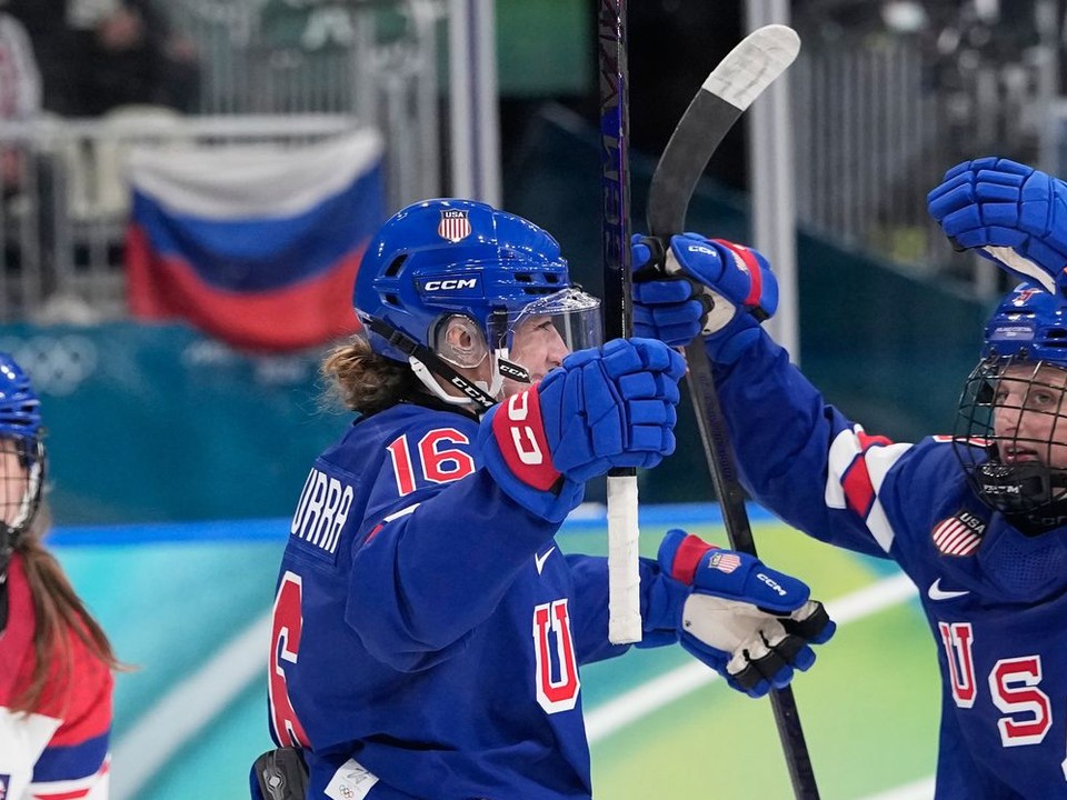 Američanka sa radujú, v pozadí je ruská vlajka.