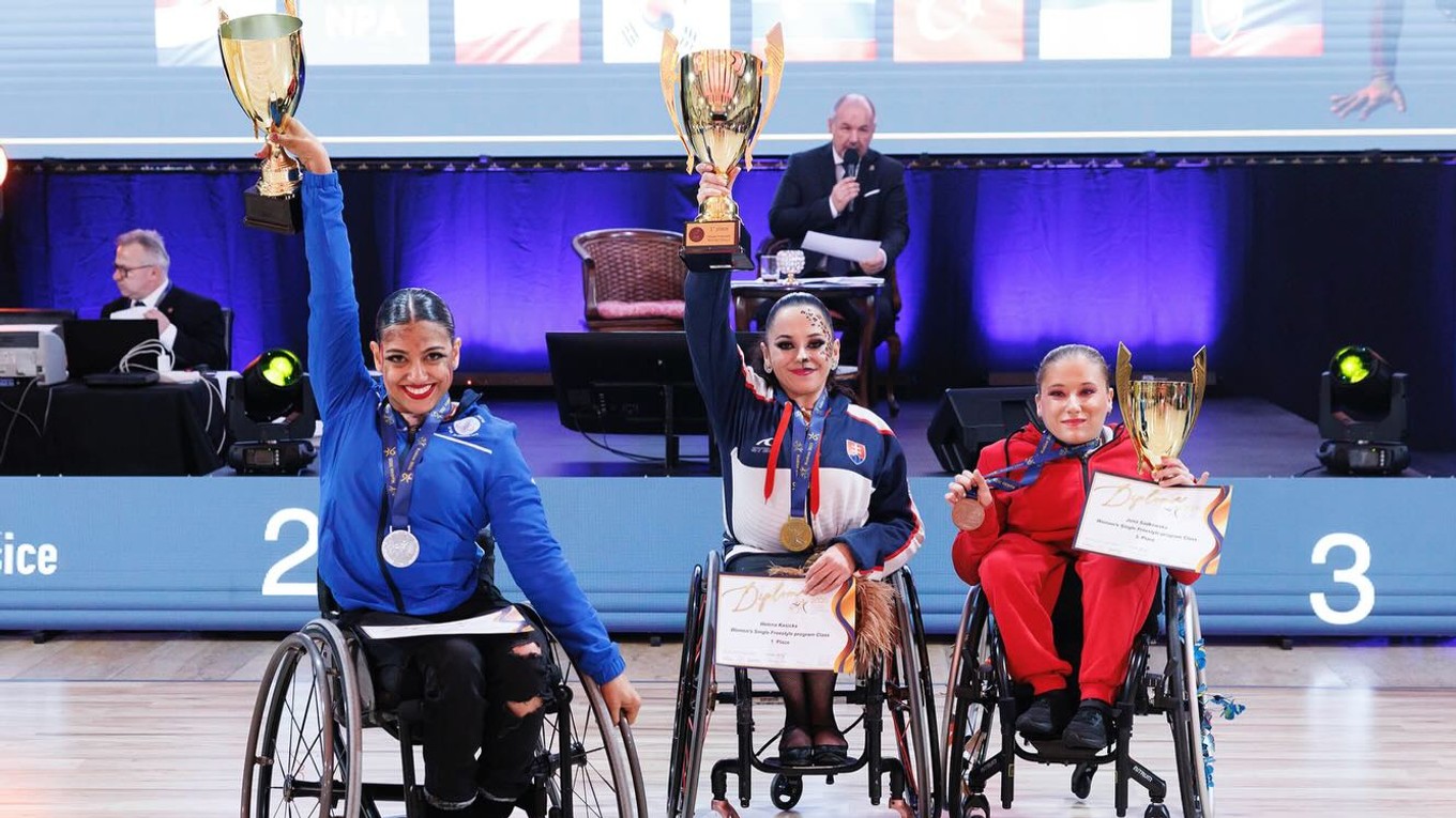 Helena Kašická v strede.