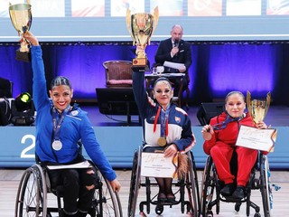 Helena Kašická v strede.