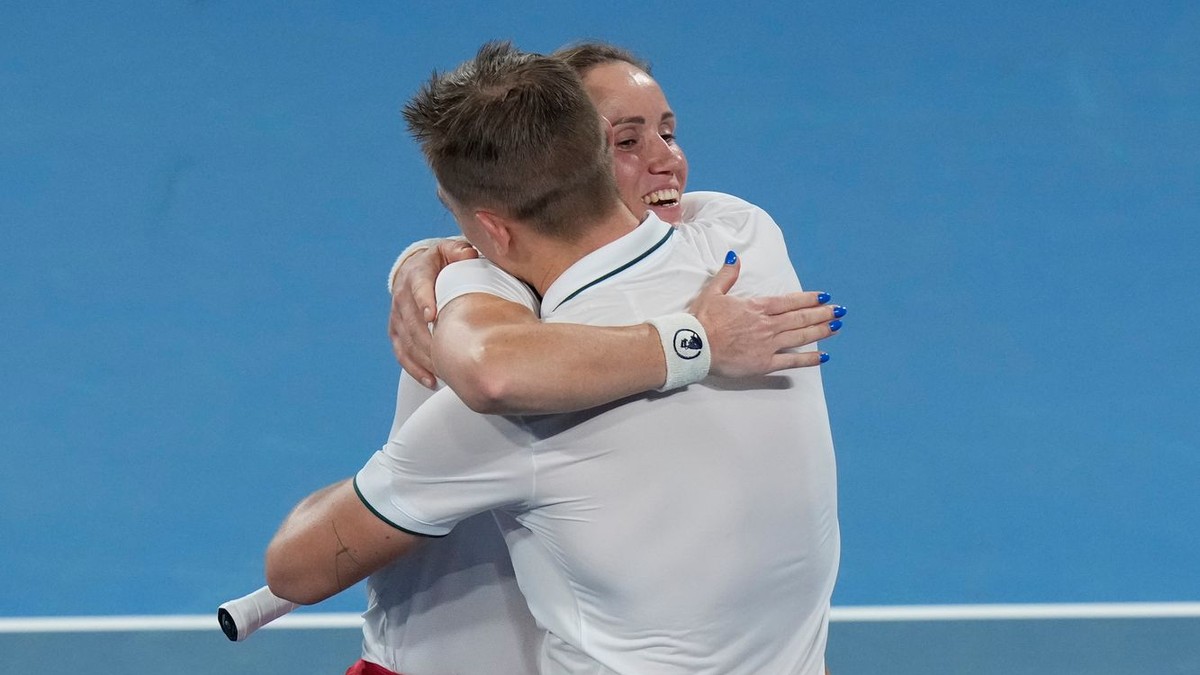 Katarzyna Kawová a Jan Ziellinski oslavujú víťazstvo. 