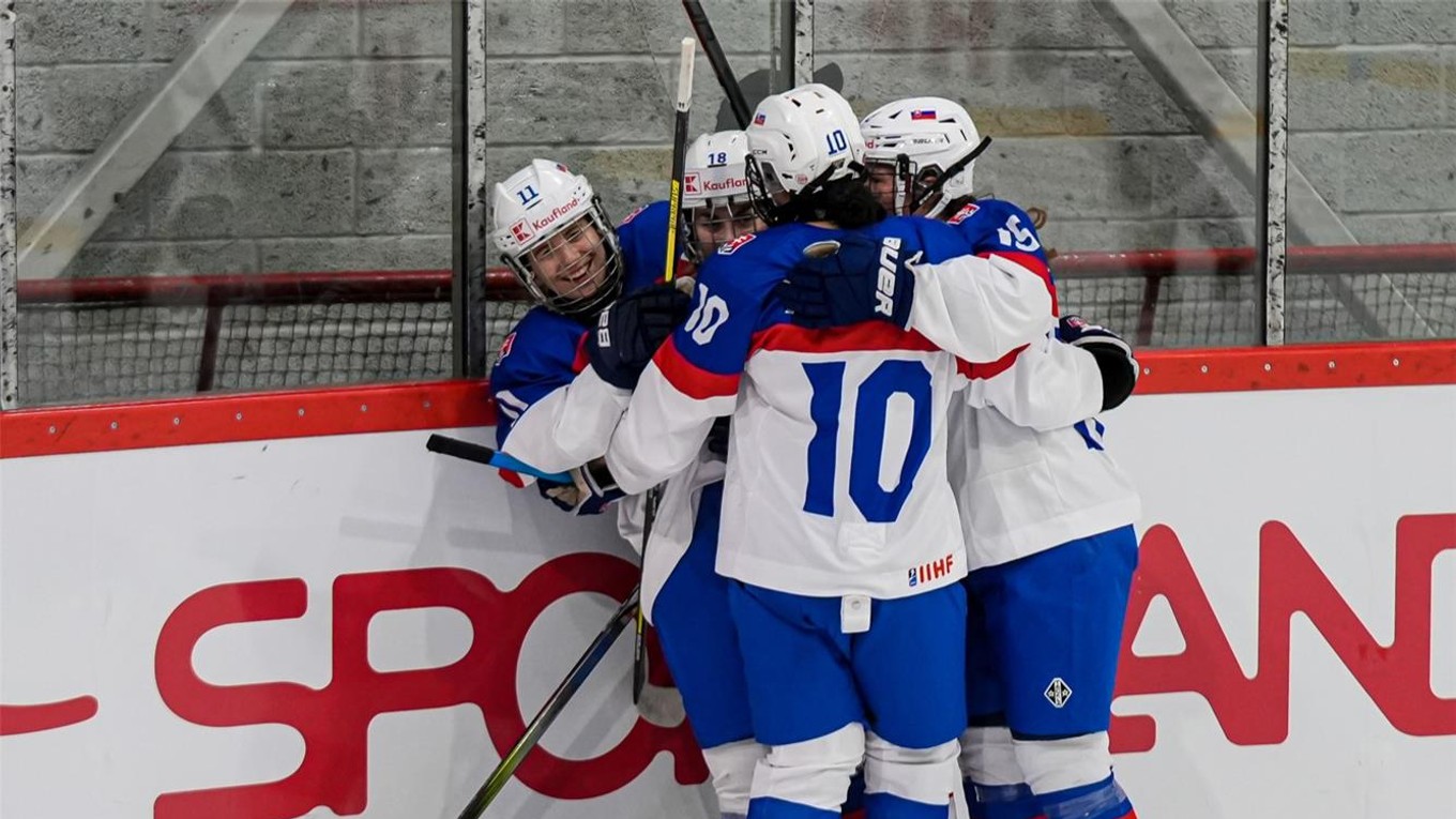 Slovenské hokejistky sa tešia po strelenom góle na turnaji 1-B divízie MS v hokeji žien 2024.