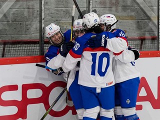 Slovenské hokejistky sa tešia po strelenom góle na turnaji 1-B divízie MS v hokeji žien 2024.