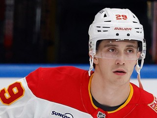 Samuel Honzek v drese Calgary. 
