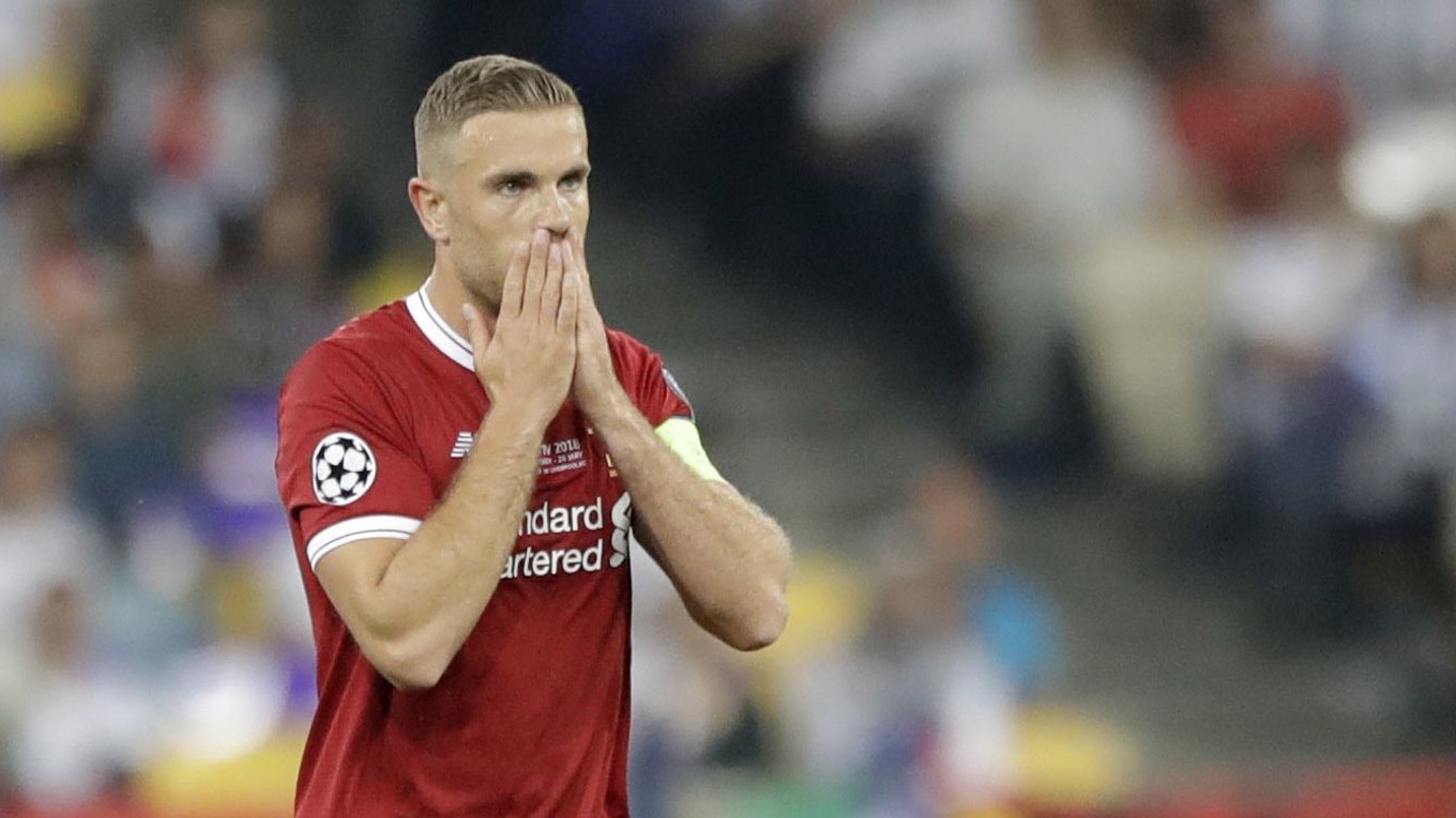 Jordan Henderson v drese Liverpoolu.