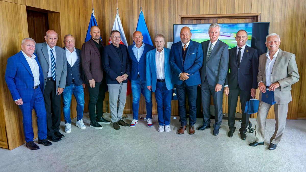 Majstri Európy z roku 1976 v spoločnosti guvernéra NBS Petra Kažimíra (piaty zľava) a viceguvernéra Dušana Keketiho ml. (štvrtý sprava).