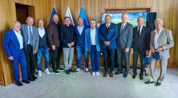 Majstri Európy z roku 1976 v spoločnosti guvernéra NBS Petra Kažimíra (piaty zľava) a viceguvernéra Dušana Keketiho ml. (štvrtý sprava).