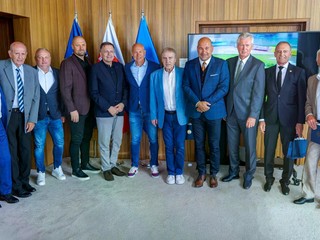 Majstri Európy z roku 1976 v spoločnosti guvernéra NBS Petra Kažimíra (piaty zľava) a viceguvernéra Dušana Keketiho ml. (štvrtý sprava).