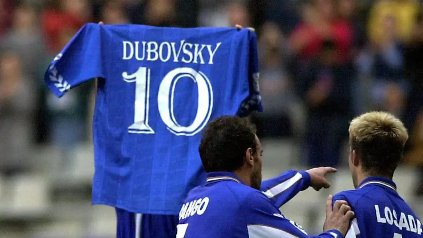 Oliverio Jesús Álvarez, prezývaný Oli, drží v náručí dres Petra Dubovského.