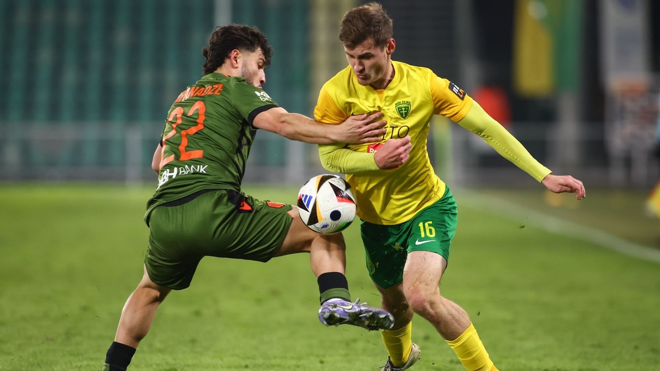 Vpravo Patrik Iľko v drese MŠK Žilina.