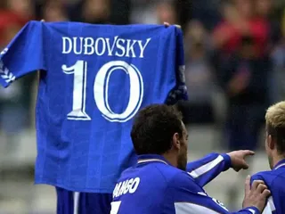 Oliverio Jesús Álvarez, prezývaný Oli, drží v náručí dres Petra Dubovského.