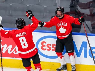 Hokejisti Kanady oslavujú gól na Hlinka Gretzky Cupe 2026.