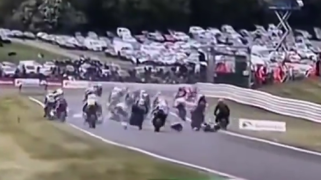 Fotka z pretekov superbikov.