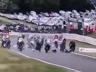 Fotka z pretekov superbikov.