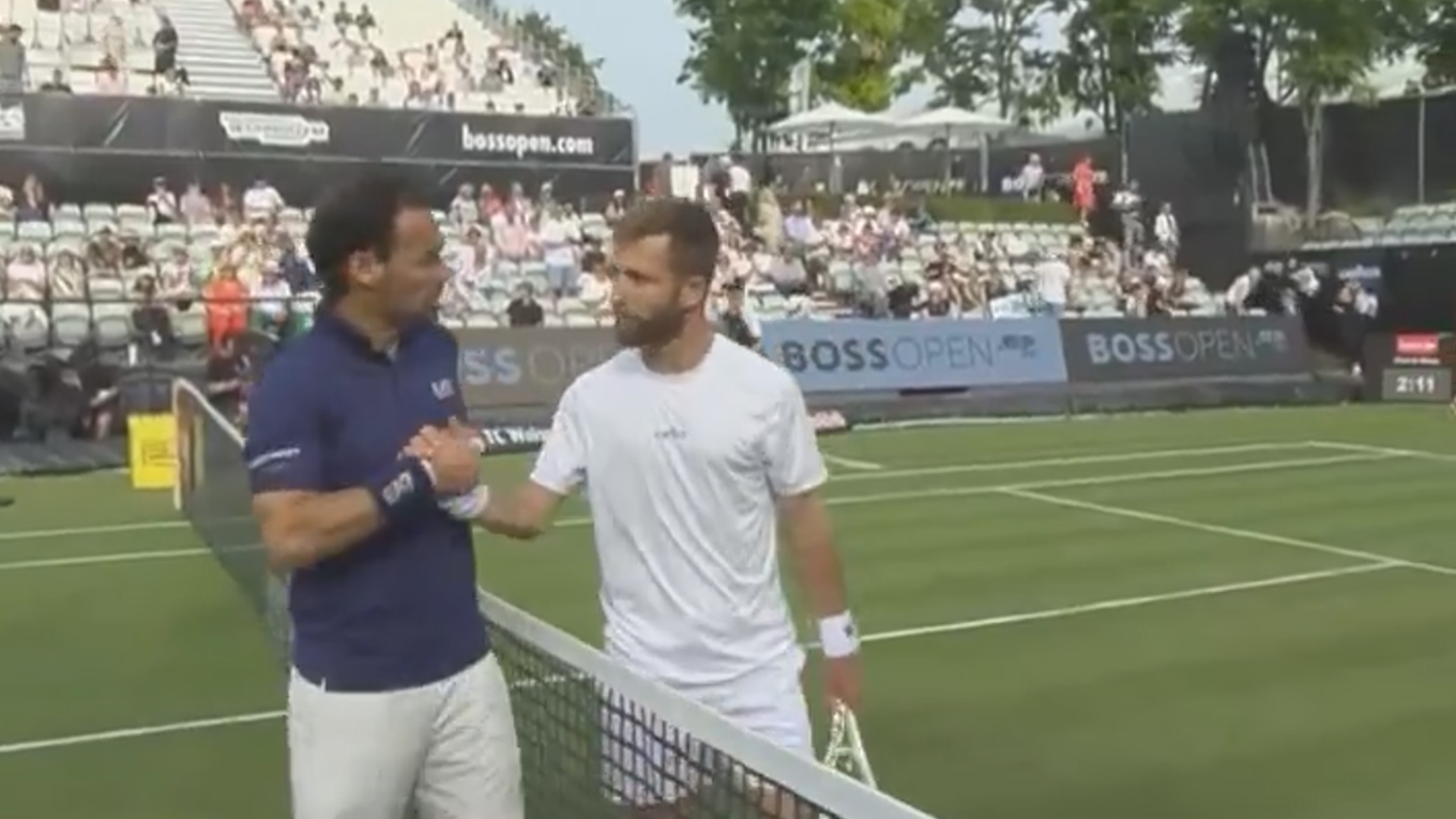 Corentin Moutet a Fabio Fognini počas podania rúk.