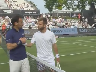 Corentin Moutet a Fabio Fognini počas podania rúk.