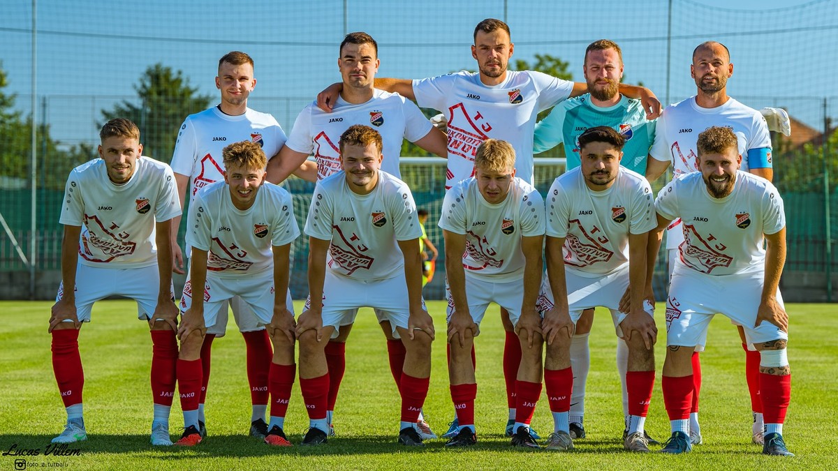 Futbalisti Lokomotívy Bánov zimujú na druhom mieste.