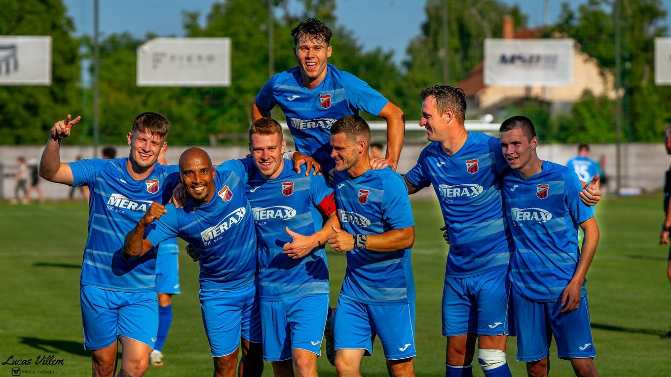 Kmeťovčania po postupe M. Ondrovčák (zľava), Cleber, J. Jurkáček, M. Šebík, M. Mjuller, P. Baláž a A. Gajdoš (hore).