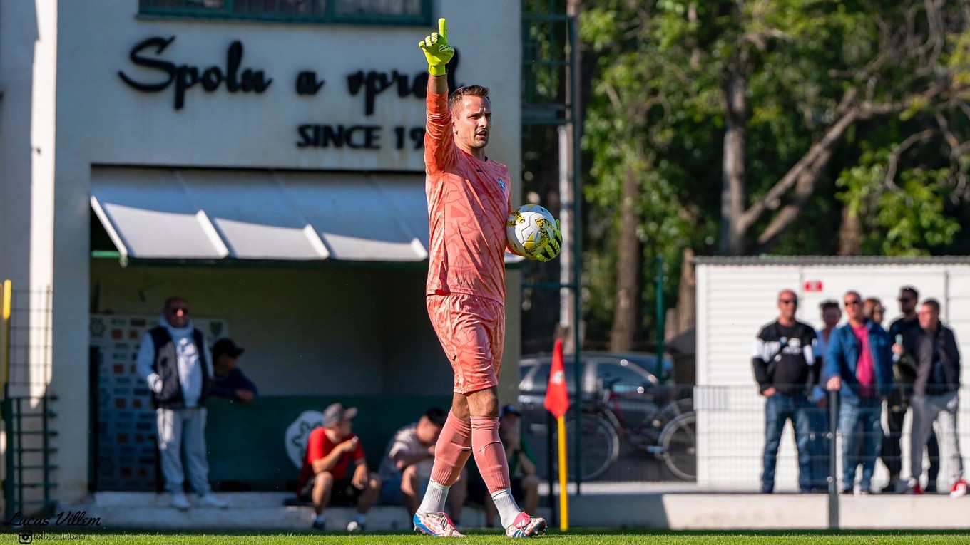 Andrej Maťašovský je jednou z najväčších opôr lídra tretej ligy Západ Futbalového klubu mesta Nové Zámky.