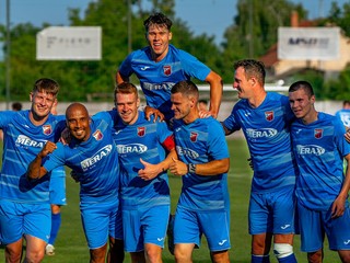 Kmeťovčania po postupe M. Ondrovčák (zľava), Cleber, J. Jurkáček, M. Šebík, M. Mjuller, P. Baláž a A. Gajdoš (hore).