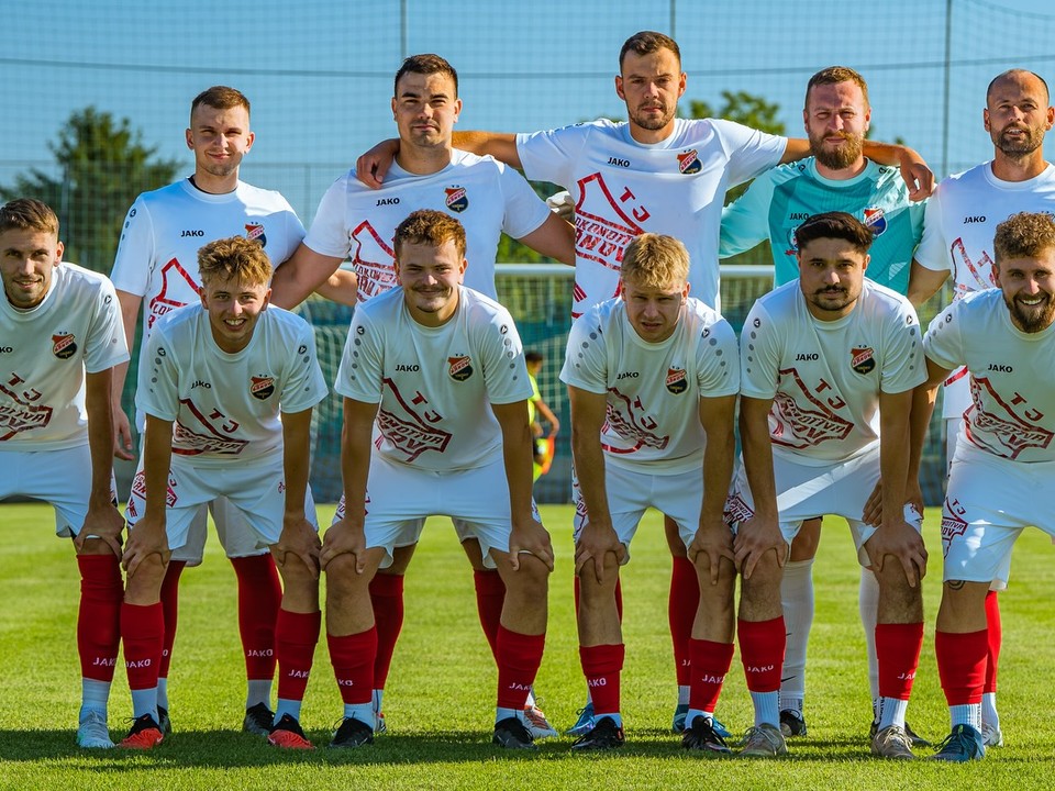 Futbalisti Lokomotívy Bánov zimujú na druhom mieste.