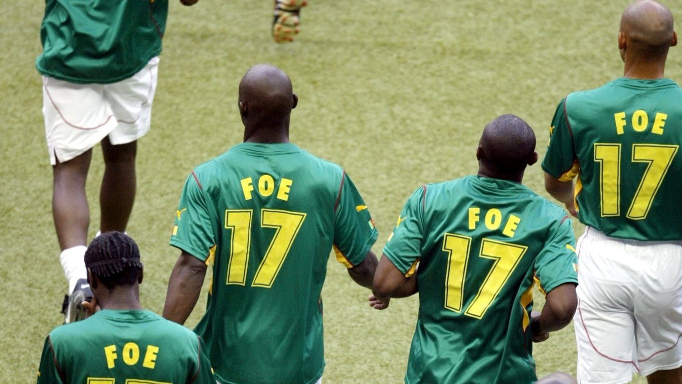 Hráči vybiehajú na trávnik v drese s menom Foé, na počesť tragicky zosnulého Marca-Viviena Foéa.