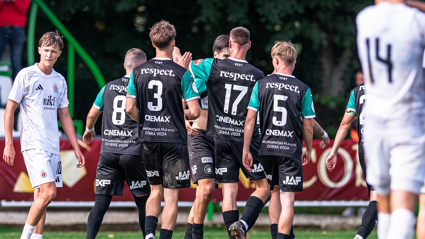 Futbalisti OFK Dynamo Malženice oslavujú gól.