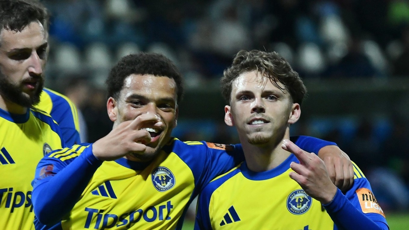Futbalisti MFK Zemplín Michalovce oslavujú gól.