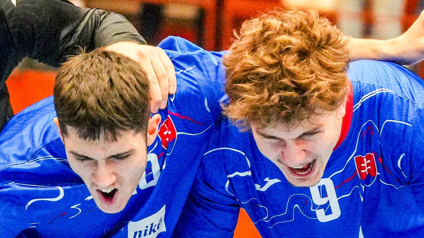 Slovenskí hádzanári do 18 rokov oslavujú víťazstvo.