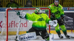 Brankár Connor LaCouvee inkasuje gól v zápase HK Dukla Trenčín - Vlci Trenčín v 8. kole Tipos extraligy.