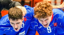 Slovenskí hádzanári do 18 rokov oslavujú víťazstvo.