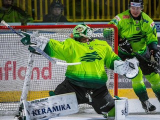 Brankár Connor LaCouvee inkasuje gól v zápase HK Dukla Trenčín - Vlci Trenčín v 8. kole Tipos extraligy.