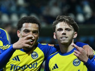 Futbalisti MFK Zemplín Michalovce oslavujú gól.