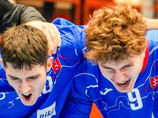 Slovenskí hádzanári do 18 rokov oslavujú víťazstvo.